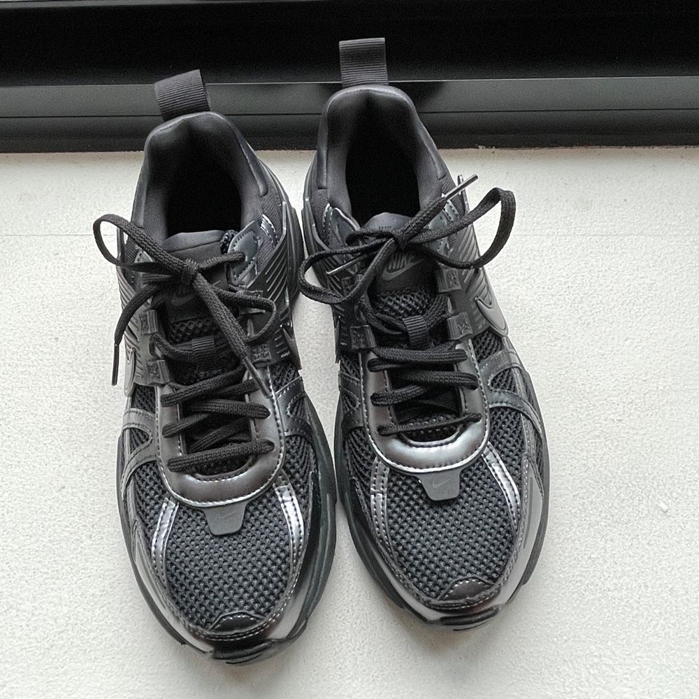 Nike V2K Run Black/Anthracite/Dark Smoke Grey Women’s 8.5 NWOB, Worn Twice